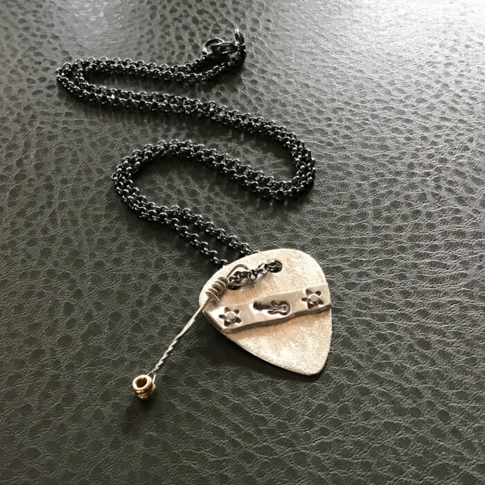 ”Alternate picking” Silver pick with played string - Image 3